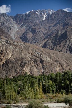 Karakoram karayolu boyunca uzanan Hunza Vadisi 'nin güzel manzarası Gilgit Baltistan, Pakistan