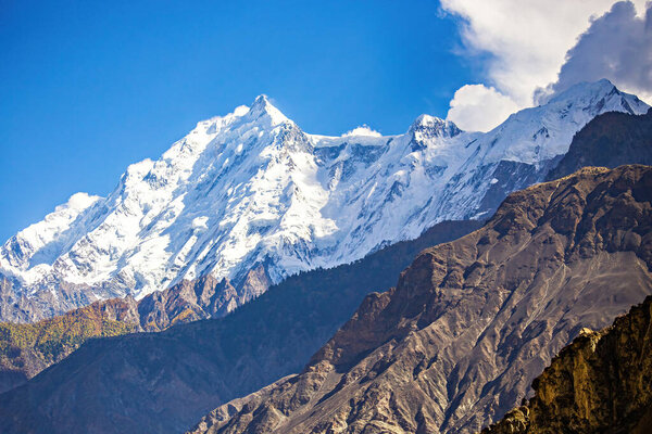 Вид на горы Ракапоши из деревни Минапин в Пакистане