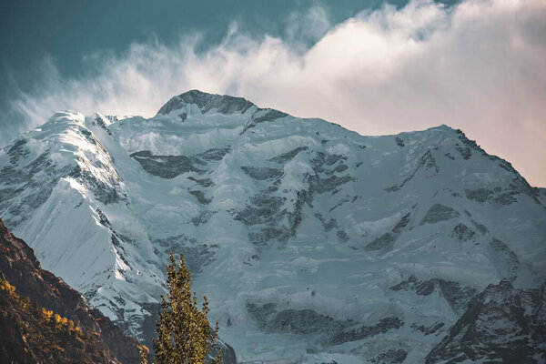 Вид на горы Ракапоши из деревни Минапин в Пакистане