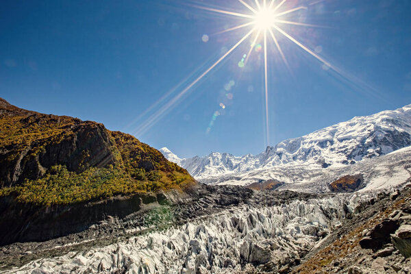 Минапинский ледник и вид на горы Ракапоши, Каракорум, Пакистан