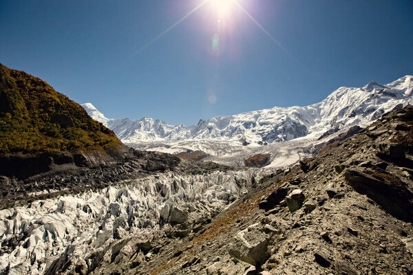 Минапинский ледник и вид на горы Ракапоши, Каракорум, Пакистан