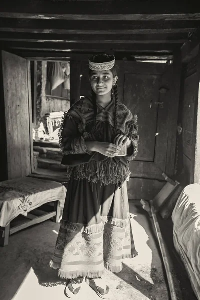 Tradičně Oblečená Žena Kmene Kalash Usmívá Vesnici Kalash Valley Pákistán — Stock fotografie