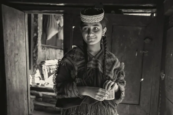 Tradicionalmente Vestida Mulher Tribo Kalash Sorrindo Aldeia Kalash Valley Paquistão — Fotografia de Stock
