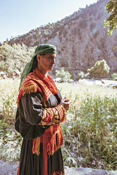Tradizionalmente Vestita Donna Tribù Kalash Sorridente Nel Villaggio Kalash Valley — Foto Stock