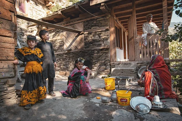 Семья Калаш Возле Дома Долине Калаш Пакистан — стоковое фото