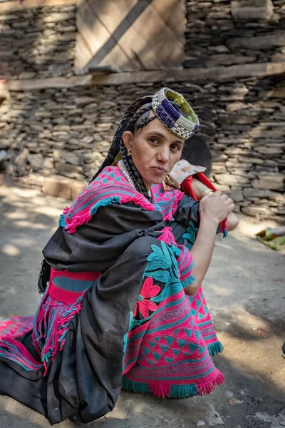Традиционно Одетая Женщина Племени Калаш Улыбается Деревне Калаш Пакистан — стоковое фото