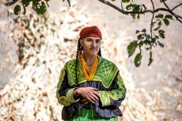 Kalaş Vadisi Köyünde Gülümseyen Geleneksel Giyinmiş Kalaş Kabilesinden Bir Kadın — Stok fotoğraf