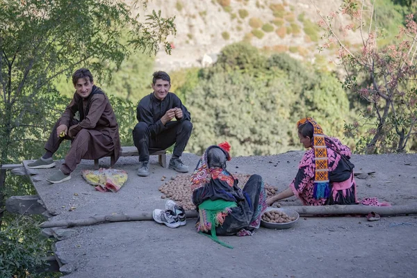 Rodina Kalašů Blízkosti Domu Kalašském Údolí Pákistán — Stock fotografie