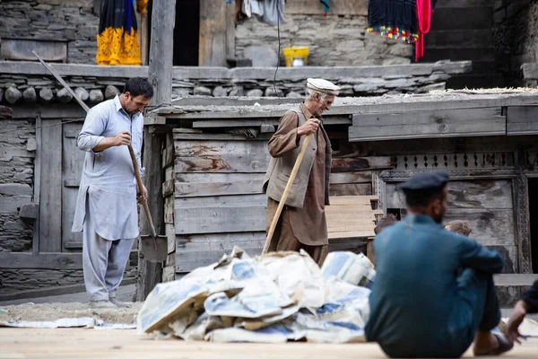 Personas Que Trabajan Cerca Casa Aldea Kalash Norte Pakistán — Foto de Stock