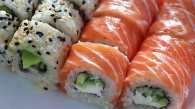 Suşi çubukları sarıp Japon usulü suşi yiyor.