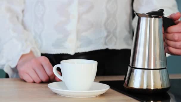 Vrouw Gieten Koffie Uit Koffiepot Keuken Witte Koffiekop — Stockvideo