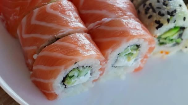 Sushi Rolki Zamknąć Pałeczki Jedzenie Sushi Japońskie Jedzenie — Wideo stockowe