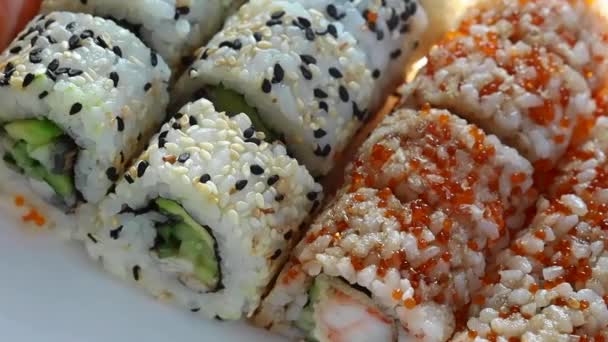 Σούσι Ρολά Κοντά Chopsticks Τρώει Σούσι Γιαπωνέζικο Φαγητό — Αρχείο Βίντεο