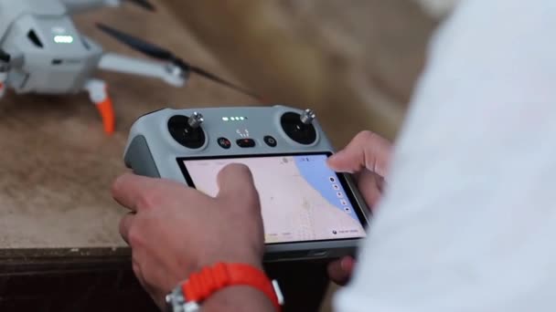 Configurações Controle Remoto Drone Mãos Tela Fechar — Vídeo de Stock