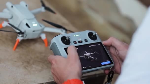 Drone Fjärrkontroll Inställningar Skärm Händer Närbild — Stockvideo