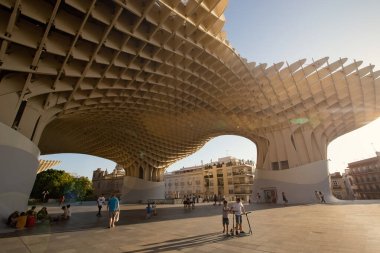 Güneşli bir günde Las Setas De Sevilla (Sevilla Mantarları) merkezi altındaki insanlar, Endülüs, İspanya