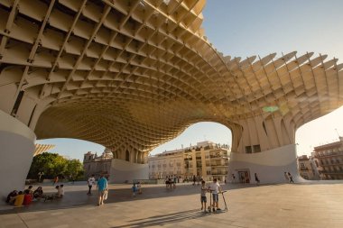Güneşli bir günde Las Setas De Sevilla (Sevilla Mantarları) merkezi altındaki insanlar, Endülüs, İspanya