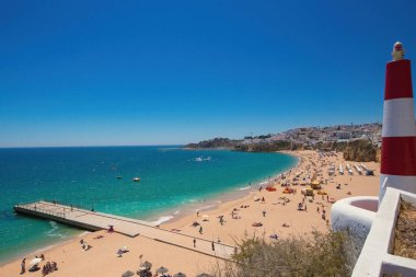 Albufeira plajı hava manzarası (Praia do Peneco), Güney Portekiz. Sahildeki deniz feneri.