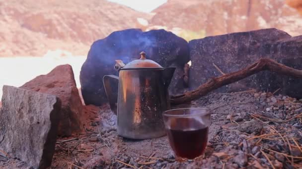 エジプト シナイ ベドウィン村の火の上のベドウィン茶 — ストック動画