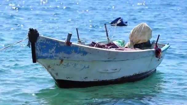 在埃及海上漂浮的渔船 — 图库视频影像
