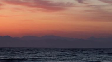 Kızıl Deniz kıyısındaki Suudi Arabistan dağlarında muhteşem bir gün doğumu..