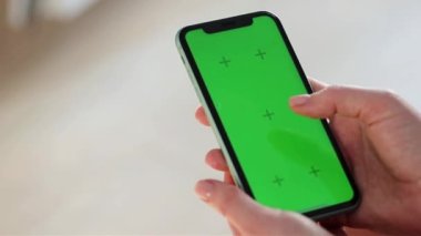 Sosyal medya krom anahtar okuma haberlerini tarayan yeşil ekranlı kız ellerini kapat