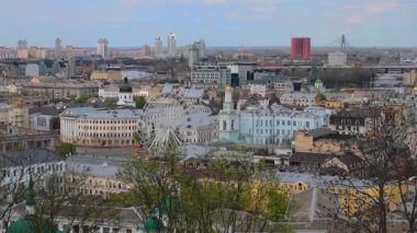Gökyüzü bulutlu Kiev tarihi bölgesinin panoramik manzarası, dönme dolap ve tarihi evler Kiev, Ukrayna