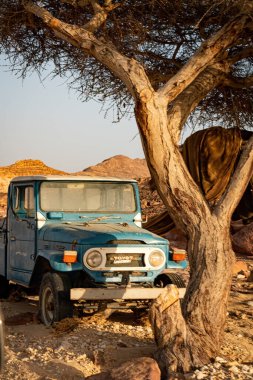 Mısır 'ın Sina çölünde terk edilmiş eski bir Toyota kamyonu.