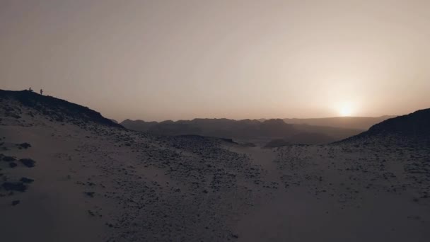 砂漠のドローンビデオで日の出シナイ山エジプト — ストック動画