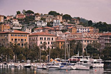 Spezia şehrinin güzel manzarası, renkli evler geleneksel İtalyan mimarisi, Liguria, İtalya