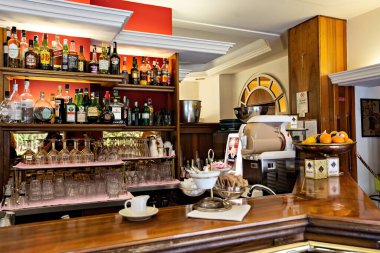 İtalya 'nın Bergamo şehrinde geleneksel İtalyan barı, kafe, kafeterya.