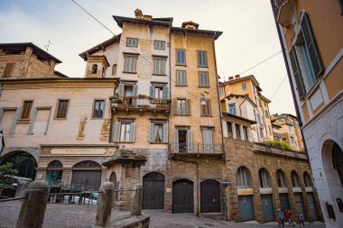 Bergamo 'nun tarihi merkezi, üst kasaba geleneksel evleri İtalya