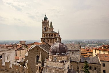İtalya 'nın Bergamo kentindeki Citta Alta (Yukarı kasaba) Basilica di Santa Maria Maggiore' nin hava manzarası