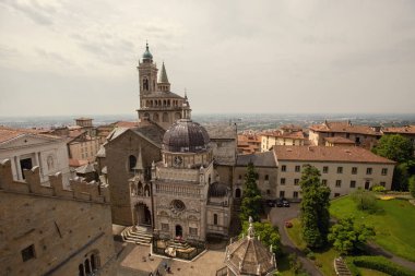 İtalya 'nın Bergamo kentindeki Citta Alta (Yukarı kasaba) Basilica di Santa Maria Maggiore' nin hava manzarası