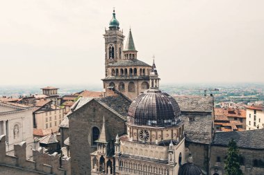 İtalya 'nın Bergamo kentindeki Citta Alta (Yukarı kasaba) Basilica di Santa Maria Maggiore' nin hava manzarası