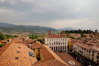 İtalya 'nın Bergamo kentindeki Citta Alta (Yukarı kasaba) hava manzarası
