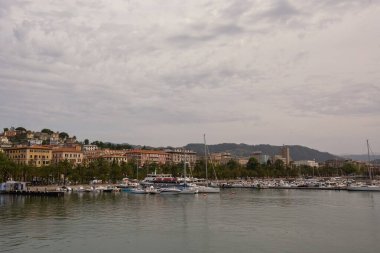 Spezia şehrinin güzel manzarası, renkli evler geleneksel İtalyan mimarisi, Liguria, İtalya