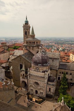 İtalya 'nın Bergamo kentindeki Citta Alta (Yukarı kasaba) Basilica di Santa Maria Maggiore' nin hava manzarası