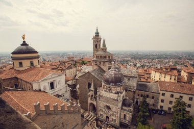İtalya 'nın Bergamo kentindeki Citta Alta (Yukarı kasaba) Basilica di Santa Maria Maggiore' nin hava manzarası