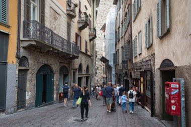 Bergamo Tarih Merkezi 'nin mimarisi, İtalya' nın kuzeyindeki geleneksel İtalyan evi Bergamo İtalya