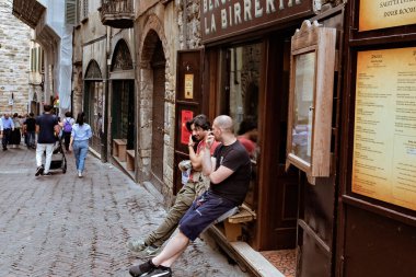 İtalya 'nın Bergamo şehrinde geleneksel İtalyan barı, kafe, kafeterya.
