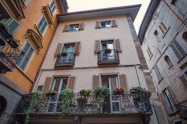 Bergamo Tarih Merkezi 'nin mimarisi, İtalya' nın kuzeyindeki geleneksel İtalyan evi Bergamo İtalya