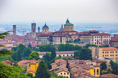 İtalya 'nın Bergamo kentindeki Citta Alta (Yukarı kasaba) hava manzarası