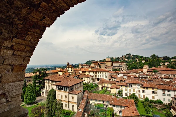 İtalya 'nın Bergamo kentindeki Citta Alta (Yukarı kasaba) hava manzarası