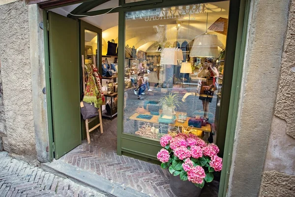 Bergamo tarihi kasabasındaki butik dükkanının vitrini.