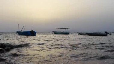 Güneş doğarken Mısır 'da yüzen balıkçı teknesi