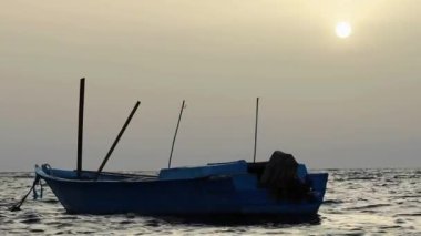 Güneş doğarken Mısır 'da yüzen balıkçı teknesi