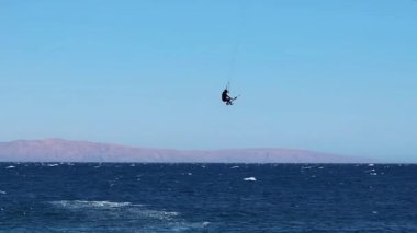 Uçurtma sörfçüsü, Mısır 'ın deniz feneri bölgesinde, Dahab' da dalgalarda sörf yapıyor.