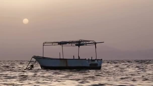 Fiskebåt Flyter Havet Egypten Vid Soluppgången — Stockvideo