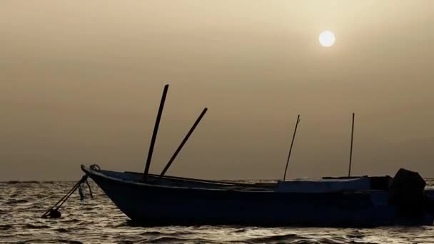 Bateau Pêche Flottant Dans Mer Egypte Lever Soleil — Video